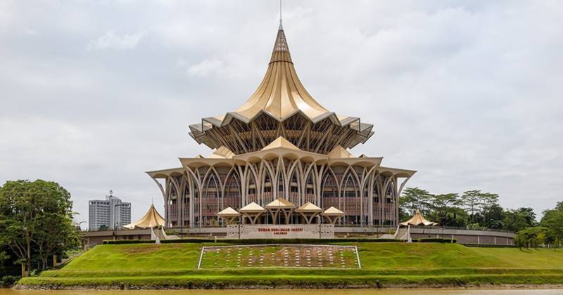 Dewan-Undangan-Negeri-Sarawak-800px